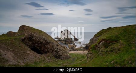 Panoramablick auf den felsigen Strand und den Bow Fiddle Rock bei Portknockie an der Küste Nordschottlands Stockfoto