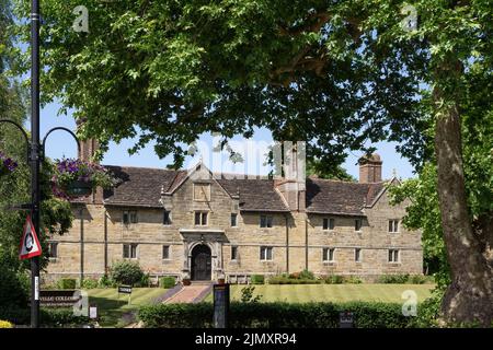 EAST GRINSTEAD, WEST SUSSEX, Großbritannien - JULI 1 : Blick auf das Sackville College in East Grinstead am 1. Juli 2022 Stockfoto