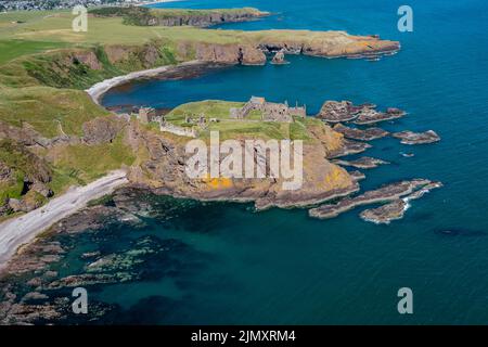 Drohnenansicht von Dunnottar Castle und der wilden Küste von Aberdeenshire Stockfoto