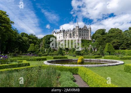 Blick auf das Dunrobin Castle und die Gärten in den schottischen Highlands Stockfoto