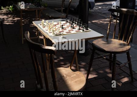 EAST GRINSTEAD, WEST SUSSEX, Großbritannien - JULI 1 : Schach-Set bereit zum Spiel in East Grinstead am 1. Juli 2022 Stockfoto