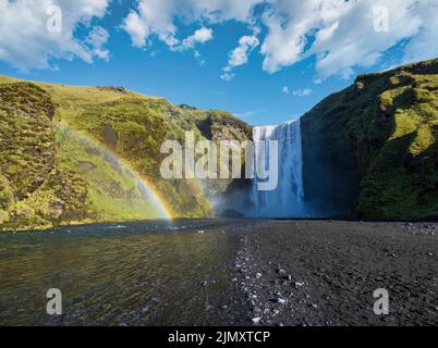 Malerisch voller Wasser großer Wasserfall Skogafoss Herbstansicht, Südwesten Islands. Stockfoto