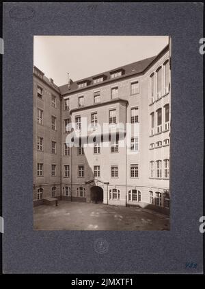 Thoemer & Mönnich, Kammergericht in Berlin (1913): Hofansicht. Foto auf Papier, 48,8 x 36,5 cm (einschließlich Scankanten) Stockfoto