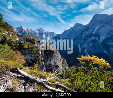 Sonnige idyllische bunten Herbst alpine Szene. Friedlichen rocky mountain Blick vom Wanderweg in der Nähe von almsee Lake, Oberösterreich. Stockfoto
