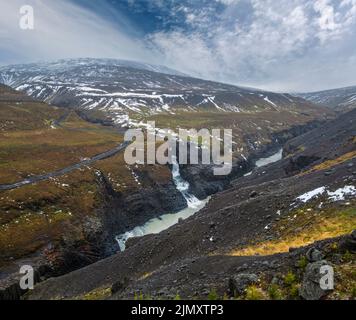 Herbst die malerische Studlagil-Schlucht ist eine Schlucht in Jokuldalur, Ostisland. Berühmte säulenförmige Basaltsteinformationen und Jokl Stockfoto