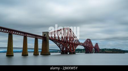 Blick auf die historische Freischwinger-Forth-Brücke über den Firth of Forth in Scoltand Stockfoto