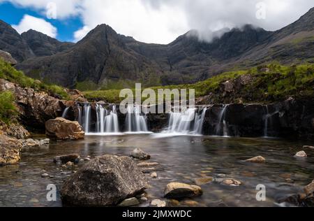 Die idyllischen und malerischen Kaskaden und Pools an den Fairy Pools of the River Spröde auf der Isle of Skye Stockfoto