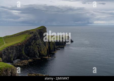 Ein Blick auf Neist Point auf dem Minch und den Leuchtturm auf den Klippen Stockfoto