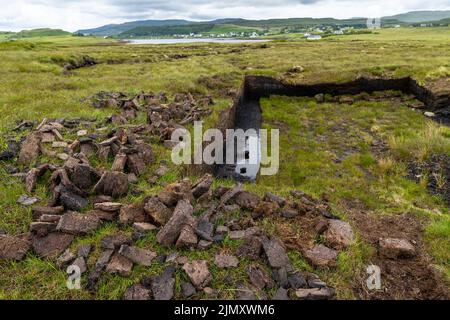 Viele frisch geschnittene Torfscheiben trocknen im Sommer in einer schottischen Moorlandschaft auf der Isle of Skye Stockfoto