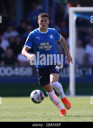 Peterborough, Großbritannien. 06. August 2022. Ronnie Edwards (PU) beim Peterborough United gegen Morecambe, EFL League One Match, im Weston Homes Stadium, Peterborough, Cambridgeshire. Kredit: Paul Marriott/Alamy Live Nachrichten Stockfoto