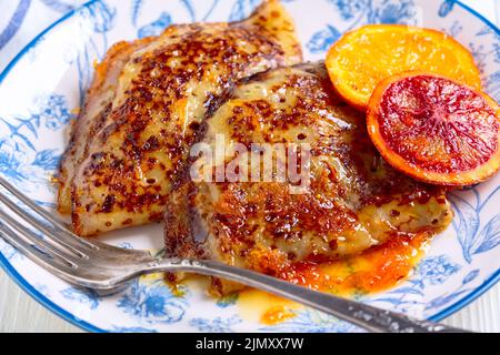 Französische Pfannkuchen – Crepe Suzette aus nächster Nähe. Stockfoto