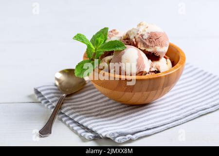 Schokolade-Vanille-Eis in einer Holzschüssel. Stockfoto