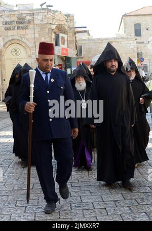 Die Prozession des armenischen Patriarchats durch die Zitadelle in der Altstadt von Jerusalem. Stockfoto