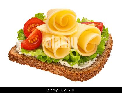 Käsescheiben auf Roggenbrot isoliert auf weißem Hintergrund Stockfoto