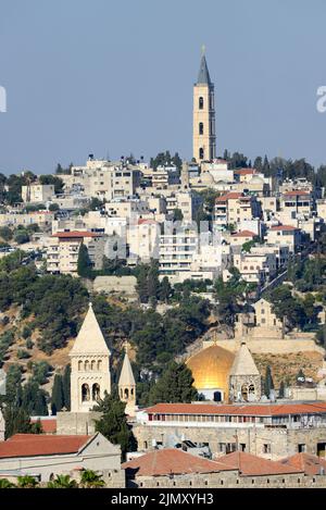 Ein weiter Blick auf die russisch-orthodoxe Kirche von Christi Himmelfahrt auf dem Ölberg in Jerusalem. Stockfoto