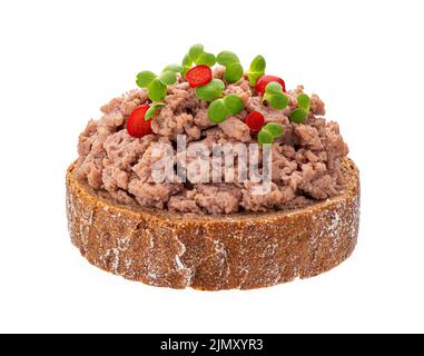 Brot mit hausgemachter Leberpastete isoliert auf weißem Hintergrund Stockfoto