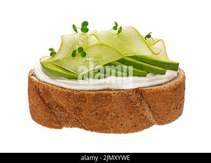 Vegetarisches Sandwich mit Frischkäse, Avocado und Gurke Stockfoto