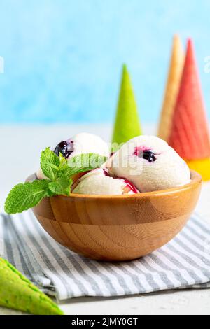 Vanilleeis mit Beerensauce. Stockfoto