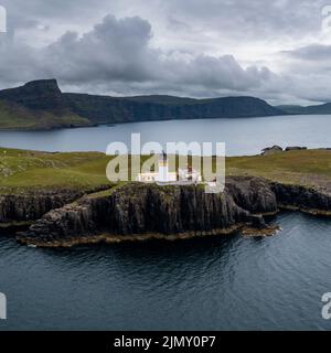 Drohnenansicht des Neist Point Lighthouse und des Minch an der Westküste der Isle of Skye Stockfoto