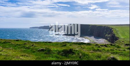 Panoramablick auf die Duncansby Sea Stacks und die wilde und zerklüftete Küste von Caithness in den schottischen Highlands Stockfoto