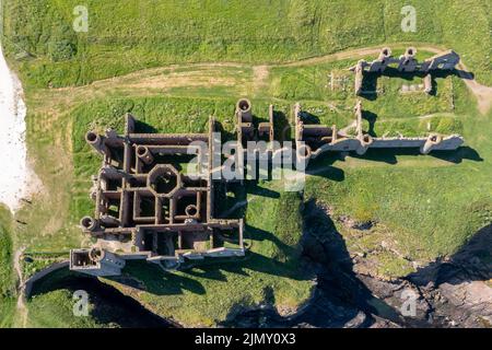 Drone-Ansicht von oben auf Dunnottar Castle und die wilde Küste von Aberdeenshire Stockfoto