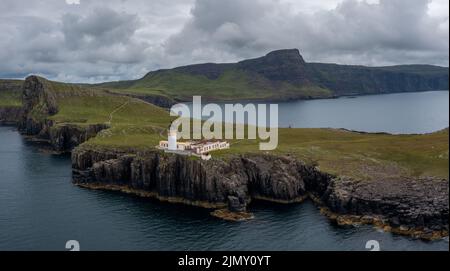 Drohnenansicht des Neist Point Lighthouse und des Minch an der Westküste der Isle of Skye Stockfoto