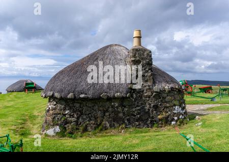 Nahaufnahme eines typischen Crofter Cottage mit dicken Steinmauern und einem reetgedeckten Schilfdach Stockfoto