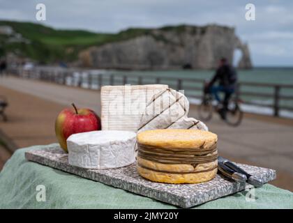 Vier berühmte Käse der Normandie, quadratische pont l'eveque, rund Camembert Kuhkäse, gelbe livarot, herzförmigen neufchatel und Blick auf die Promenade und ein Stockfoto