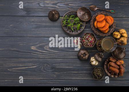 Teeglas mit verschiedenen getrockneten Früchten Tisch Stockfoto