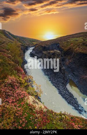 Herbst malerische Dämmerung die Studlagil-Schlucht ist eine Schlucht in Jokuldalur, Ostisland. Berühmte säulenförmige Basaltsteinformationen und Stockfoto
