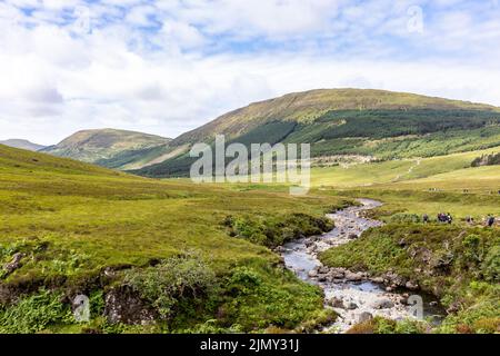 Fairy Pools Isle of Skye, Touristen, die an einem Sommertag am River Spröde, Schottland, Großbritannien, Europa, vom nahe gelegenen Parkplatz zu den Fairy Pools laufen Stockfoto