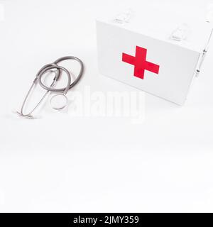 Ansicht von oben geschlossener erste-Hilfe-Kasten Stethoskop weißer Hintergrund Stockfoto