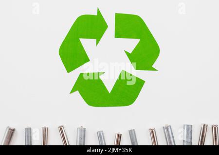 Recycling Symbol Müllbatterien grauer Hintergrund Stockfoto