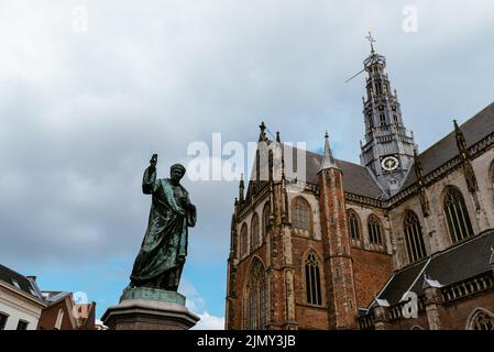 Außenansicht der St. Bavo Kirche in Haarlem, Niederlande Stockfoto