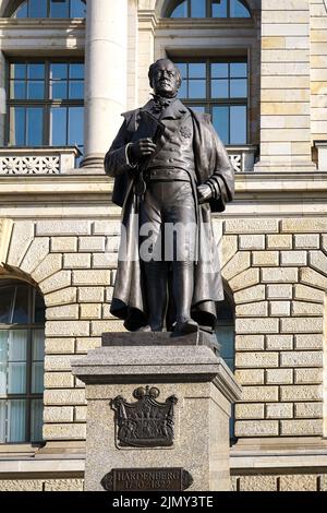 Berlin, Deutschland, 2014. Statue von August Fürst von Hardenberg vor dem Berliner Landtagsgebäude Stockfoto