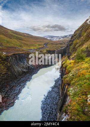 Herbst die malerische Studlagil-Schlucht ist eine Schlucht in Jokuldalur, Ostisland. Berühmte säulenförmige Basaltsteinformationen und Jokl Stockfoto