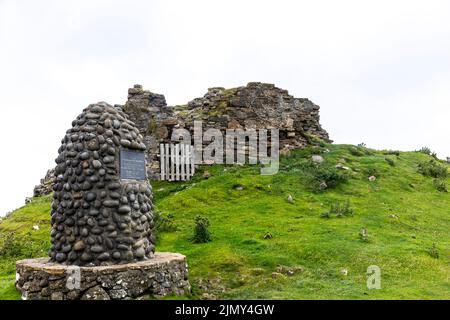 Ruinen von Dultulm Castle, auf der Isle of Skye trotternish Halbinsel, steinerner Steinhaufen, der die Heimat der schottischen Rohrleitung, Schottland, Großbritannien, im Sommer 2022 feiert Stockfoto