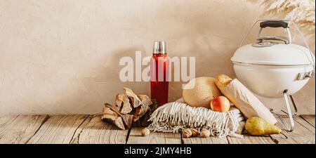 Vorbereitung auf ein Picknick im Herbst. Stockfoto