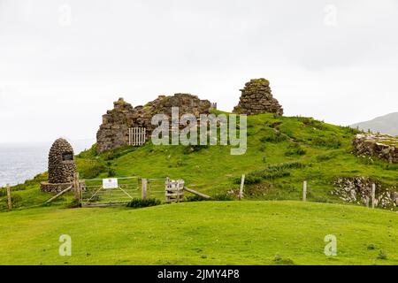 Ruinen von Dultulm Castle, auf der Isle of Skye trotternish Halbinsel, steinerner Steinhaufen, der die Heimat der schottischen Rohrleitung, Schottland, Großbritannien, im Sommer 2022 feiert Stockfoto