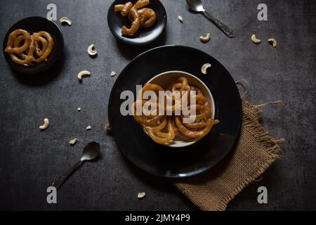 Beliebte indische süße Jalebi oder Imarati durch Frittieren in reinem Ghee serviert Stockfoto