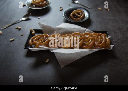 Beliebte indische süße Jalebi oder Imarati durch Frittieren in reinem Ghee serviert Stockfoto