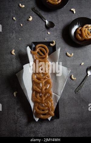 Beliebte indische süße Jalebi oder Imarati durch Frittieren in reinem Ghee serviert Stockfoto