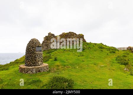 Ruinen von Dultulm Castle, auf der Isle of Skye trotternish Halbinsel, steinerner Steinhaufen, der die Heimat der schottischen Rohrleitung, Schottland, Großbritannien, im Sommer 2022 feiert Stockfoto