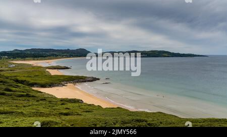 Ein Blick auf den wunderschönen Ballymastocker Beach auf den westlichen Shroes des Lough Swilly in Irland Stockfoto