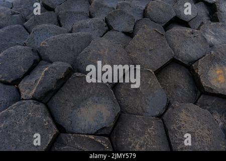 Nahaufnahme der Basaltsteinsäulen aus vulkanischem Sechseck des Giant's Causeway in Nordirland Stockfoto