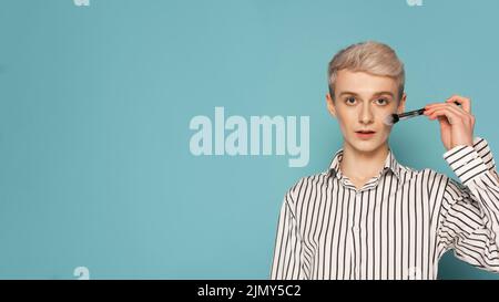 Mittelgroße Modellbürste mit Bürstenhalter Stockfoto