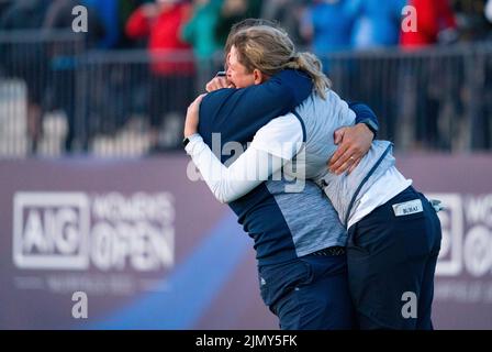 Gullane, Schottland, Großbritannien. 7.. August 2022. Finalrunde der AIG Women’s Open Golf Championship in Muirfield in East Lothian. PIC; Ashleigh Buhai aus Südafrika feiert das Loch des siegreichen Putts auf 4. Extraholes, um heute Abend die AIG Women’s Open in Muirfield zu gewinnen. Sie schlug in Gee Chun aus Südkorea auf dem 4. Extra-Loch (die 18.) in einem Playoff, nachdem beide Spieler zehn unter Par. Iain Masterton/Alamy Live News beendet hatten Stockfoto