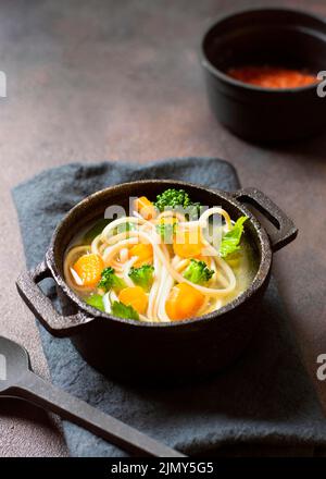Wintergerichte mit Nudelsuppe in hoher Aussicht Stockfoto