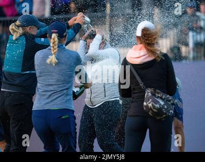 Gullane, Schottland, Großbritannien. 7.. August 2022. Finalrunde der AIG Women’s Open Golf Championship in Muirfield in East Lothian. PIC; Ashleigh Buhai aus Südafrika feiert das Loch des siegreichen Putts auf 4. Extraholes, um heute Abend die AIG Women’s Open in Muirfield zu gewinnen. Sie schlug in Gee Chun aus Südkorea auf dem 4. Extra-Loch (die 18.) in einem Playoff, nachdem beide Spieler zehn unter Par. Iain Masterton/Alamy Live News beendet hatten Stockfoto