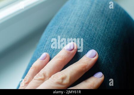 Beauty violette Maniküre. Modisch stylische und trendige Nägel. Stockfoto